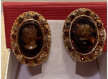 Unsigned Gold Tone Amber Glass Intaglio Cameo Clip Earrings - Clear And Amber Round Stones