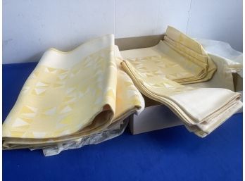Yellow And White Table Cloth And Napkin Lot