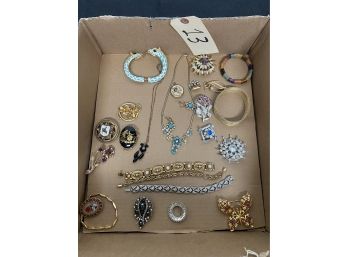 Group Of Vintage Bracelets , Necklaces & Pins  - Giraffe -