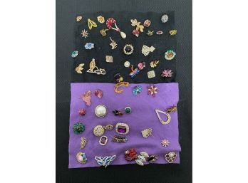 Tray With 2 Pieces Of Felt Full Of Rhinestone Pins