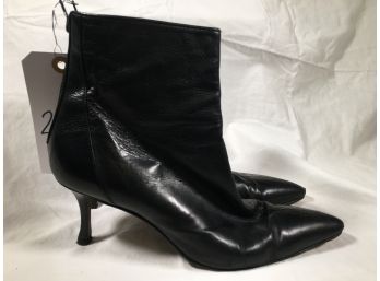 Fabulous Like New $775 MANOLO BLAHNIK Black Leather Booties - Amazing Condition - WOW - Size 39 - STUNNER !