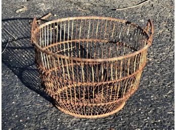 Nice Large Vintage Wire Egg Basket / Clam Basket - GREAT For Newspapers / Kindling  Magazines Nice Display