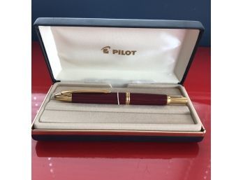 Pilot Vanishing Point Fountain Pen - Red With Gold Trim - 18k Medium Nib