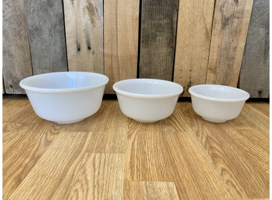 Set Of 3 Small Anchor Hocking Milk Glass Nesting Bowls