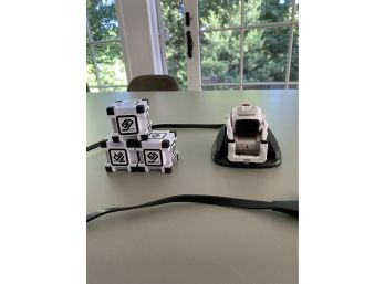 Robot Cozmo With Charger And Blocks