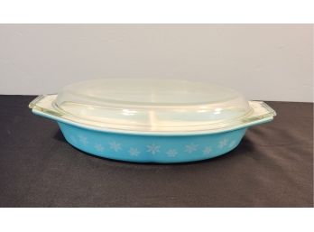 Pyrex Snowflake Covered Divided Casserole Dish, EUC