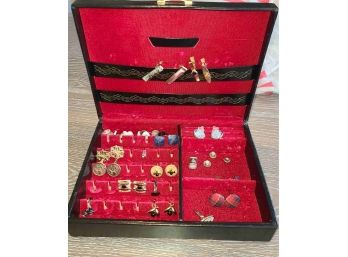 Vintage Jewelry Box W Tie Clips And A Variety Of Cuff Links