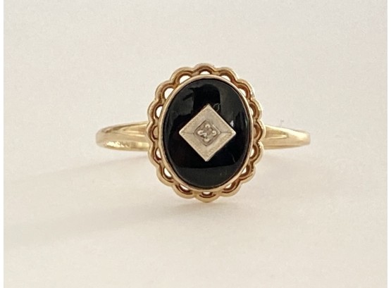 Vintage 10K Yellow Gold , Black Onyx And Diamond Chip Ladies Ring