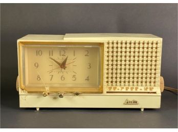 A Vintage 1950s Arvin Clock Radio, Model 957T