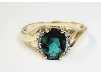 10k Yell Gold  Emerald Green Stone And Diamond Ring