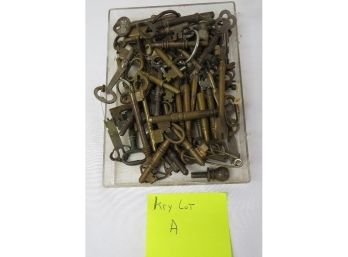Big Lot Of Antique Skeleton Keys In Brass & Steel All Nice Some Big Some Small (Lot A)
