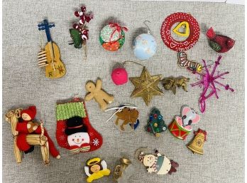 A Collection Of Xmas Including Ornaments & Vintage