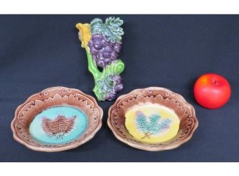 Gorgeous Pair Of 19th Century Fern Majolica Decorated Plates In 2 Colors, Plus Figural Grapes Wall Pocket