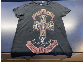 Vintage Gun N' Roses Black T-Shirt. Size Small. Wear At Neck. Recently Laundered.
