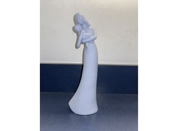 Beautiful And Graceful Porcelain Mother And Child Figurine. 9 3/8' Tall. Perfect Condition.