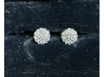 14k Gold Stud Diamond Earrings 7 Small Round Diamonds . 6 Around The Diameter And One Diamond In The Center .