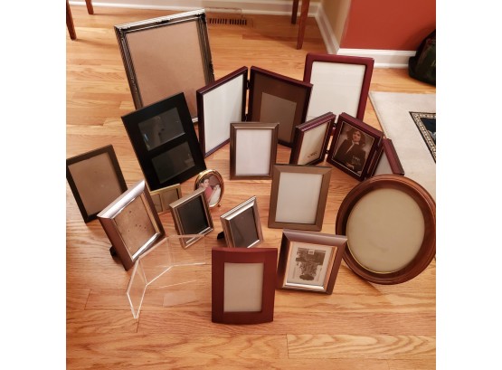 Large Lot Of Attractive Photograph Frames From A Local Conn. Estate         Cave