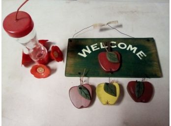 Lot: Glass & Plastic Hummingbird Feeder And Wood Welcome Sign With Carved Wood Apples Applied D4