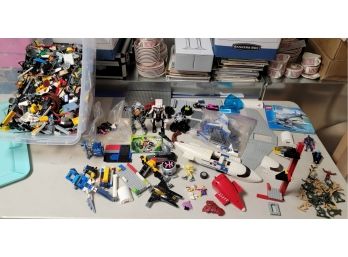 Fun Playtime Collection Of Lego Bricks, Figurines And Vehicles- 16 Pounds In A Large Plastic Tub!!   CV