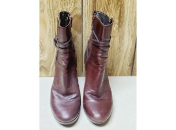 Ladies Pair Of Enzo Angiolini Size 7.5 Burgundy Leather Short Boots