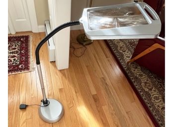 Magnifying Floor Lamp With Moveable Arm