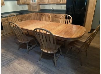 Beautiful Solid Oak Dinning Room Set Table And Windsor Style Chairs 58x42x30in