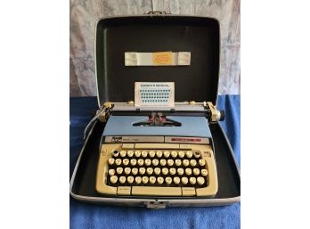 SCM Smith Corona Classic 12 Typewriter In Travel Case