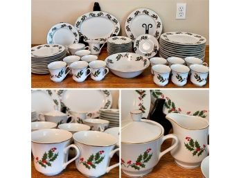 RH Macy & Co All The Trimmings Holly Berry Gold Trim Porcelain Dinnerware Set For 12 In Original Boxes