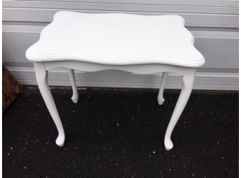 Small Country Chic Accent Table Finished In Chalk White