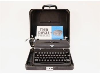 1940s Vintage Royal  De Luxe Portable Typewriter
