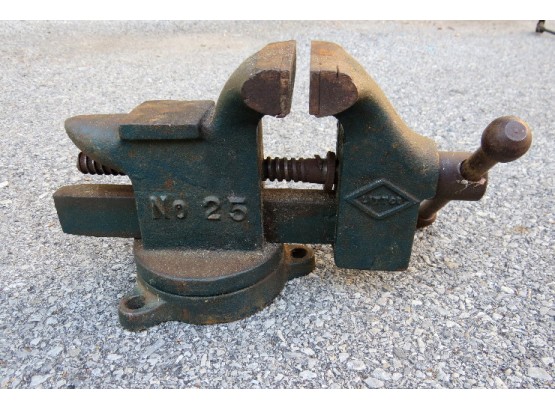 Littco Bench Vise With 3 1/2'' Jaws - In Working Condition