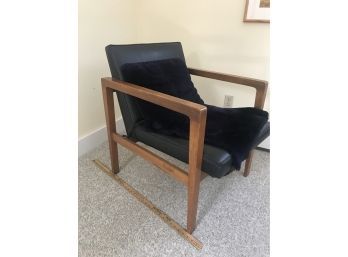 24x25x30.5in Black Chair With Wooden Frame