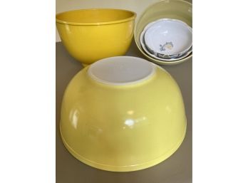 Mixing Bowls Lot Includes Yellow Pyrex 404 4qt Bowl