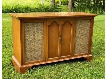 A Repurposed Vintage HiFi Cabinet