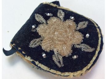 TINY NATIVE AMERCAN BEADED SEWING NEEDLE CASE: Antique Indian Beading, Opens To 6 Leaves Of Fabric Inside