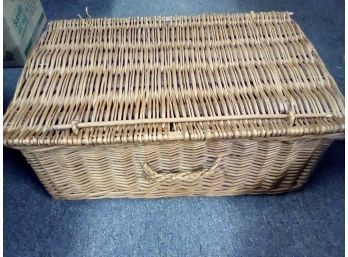Large Willow Basket With Lots Of Room For Picnics And/or Storage!     CAVE