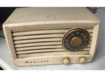 Admiral 1940s Bakelite AM 5 Tube Radio 69C108