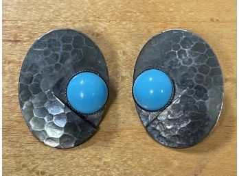 Beautiful Vintage Hand Hammed Unmarked Metal With Turquoise Colored Setting Earrings A3