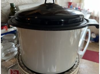 Black And White Enamel Pot With Lid