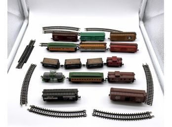 Lot Of 15 Assorted Mini Train Cars With Included Tracks From ATLAS