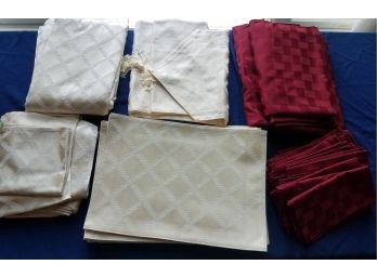 LENOX Creame Table Fabric LOT And Luxurious Red Napkins And Table Cloths (Lot 093)