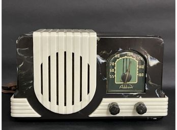 A Gorgeous Vintage 1940s Art Deco Table Radio, Bakelite Case, Tubes