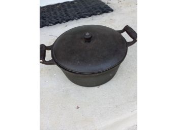 Antique Dutch Oven / With Cover