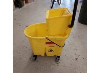 Rubbermaid Commercial Mop Bucket With Ringer