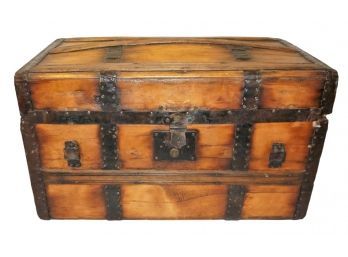 BEAUTIFUL ANTIQUE METAL BANDED WOODEN STEAMER TRUNK