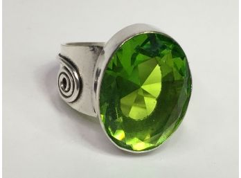 Lovley 925 / Sterling Silver Cocktail Ring With Large Peridot - Very Nice - Brand New - Never Worn - NICE !