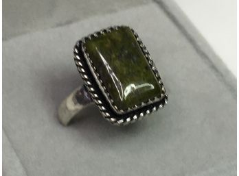 Wonderful 925 / Sterling Silver And Spinach Jade Ring - Very Pretty Piece - Has Very Nice Vintage Style !