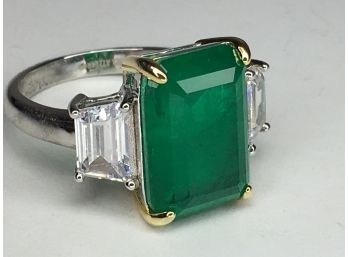 Very Pretty 925 / Sterling Silver Ring With Green Quartz With 14K Gold Overlay Prongs - With White Topaz