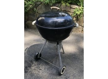 Classic Black WEBER Dome Grill - Overall Good Condition - Needs Good Cleaning - One Of The Wheels Needs Clip