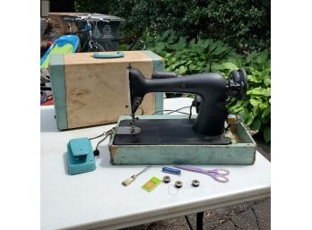 Working Antique Singer Portable Sewing Machine With Foot Peddle  & Case Mfg In 1913